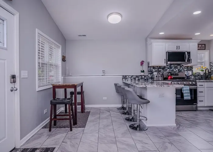 3br 2bth Waterfront Vacation On Riverwalk To Downtown With Pier Holiday home