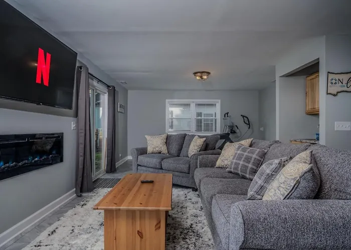 3br 2bth Waterfront Vacation On Riverwalk To Downtown With Pier Holiday home McHenry