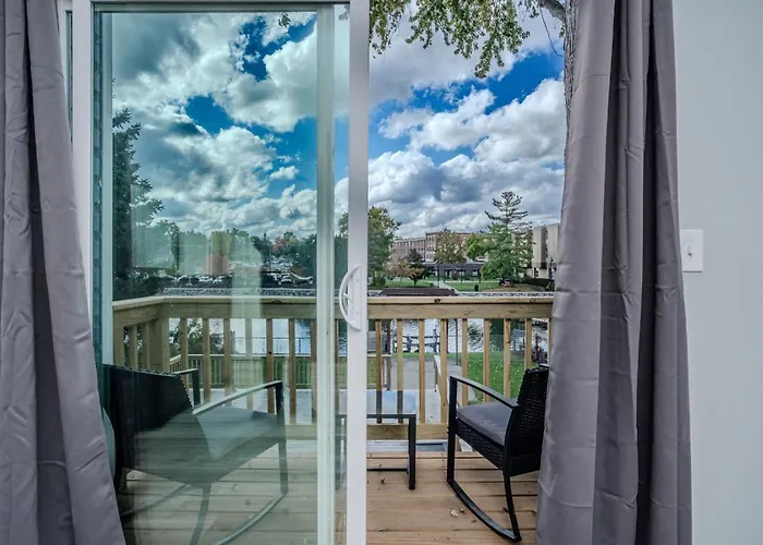 Holiday home 3br 2bth Waterfront Vacation On Riverwalk To Downtown With Pier *