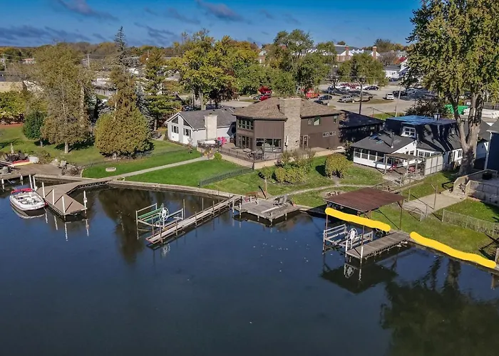 Holiday home 3br 2bth Waterfront Vacation On Riverwalk To Downtown With Pier *